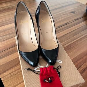 AUTHENTIC - Christian Louboutin Decollete 868